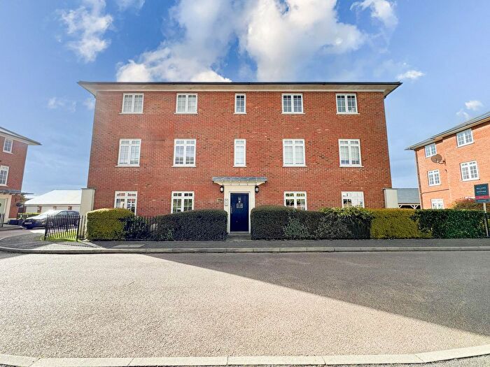 2 Bedroom Flat For Sale In Kelso Close, Rayleigh, SS6