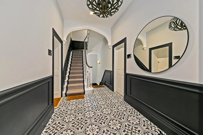 2 Bedroom Flat For Sale In Church Grove, Hampton Wick, KT1