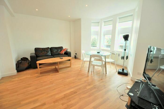 3 Bedroom Flat To Rent In Old Kent Road, London, SE15