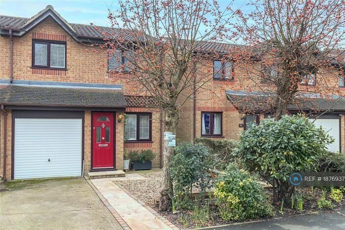 3 Bedroom End Of Terrace House To Rent In Sweets Way, London, N20