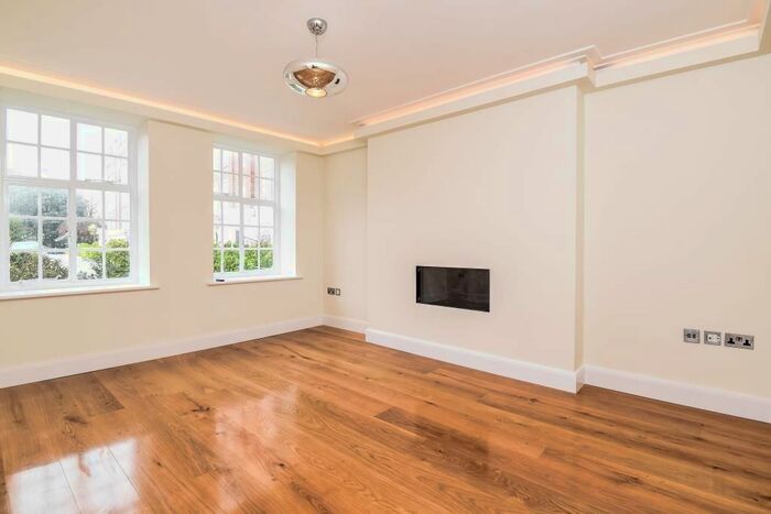 3 Bedroom Flat To Rent In Richmond Hill, Surrey, TW10
