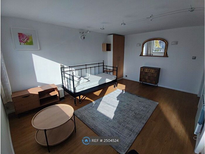 Studio To Rent In Park House, London, N4