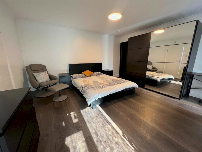 Studio To Rent In Station Road, Hendon, NW4