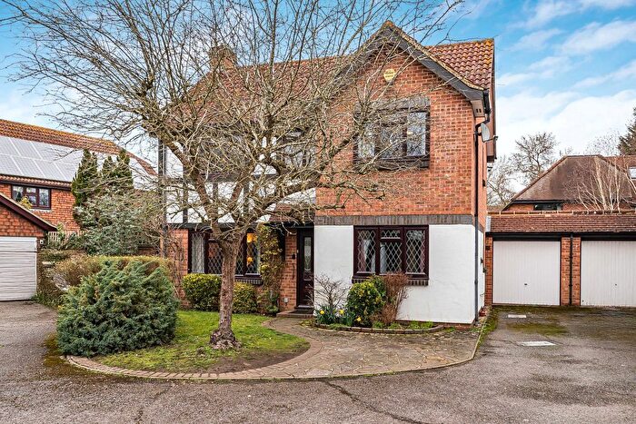 4 Bedroom Detached House For Sale In Wexfenne Gardens, Woking, Surrey, GU22