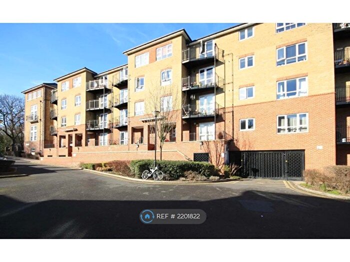 2 Bedroom Flat To Rent In Greenview Close, London, W3