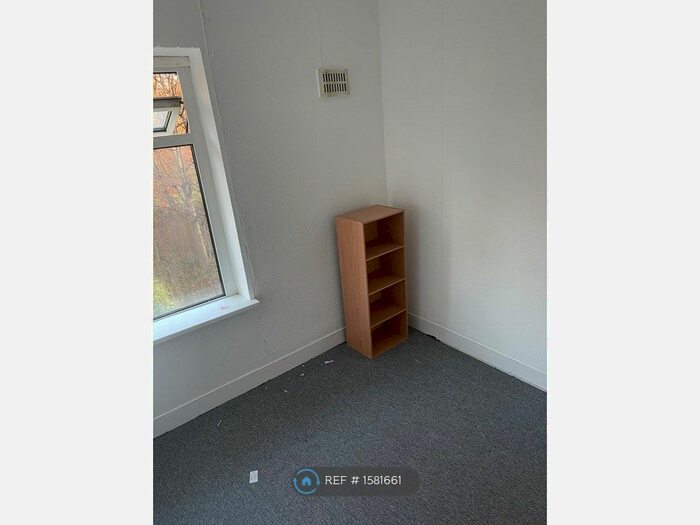 3 Bedroom Semi-Detached House To Rent In Wordsworth Close, Sheffield, S5