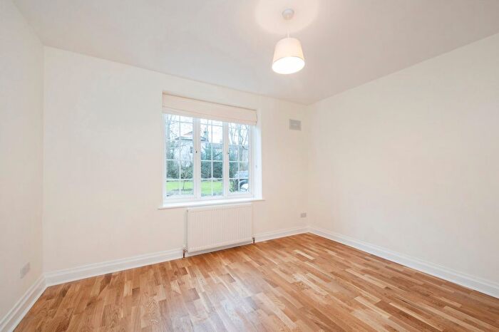 2 Bedroom Flat To Rent In Beresford Court, Park Road, TW1