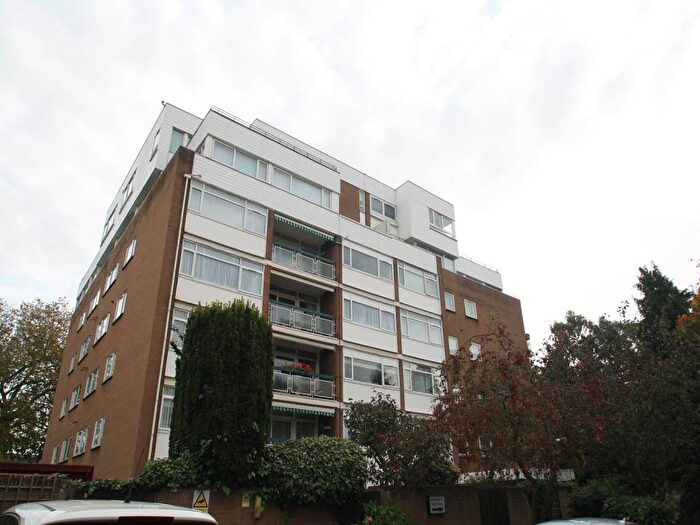 3 Bedroom Flat To Rent In The Bowls, Chigwell, IG7