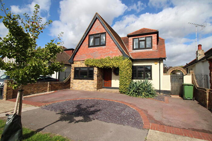 3 Bedroom Detached House For Sale In Freshfields Avenue, Upminster, Essex, RM14