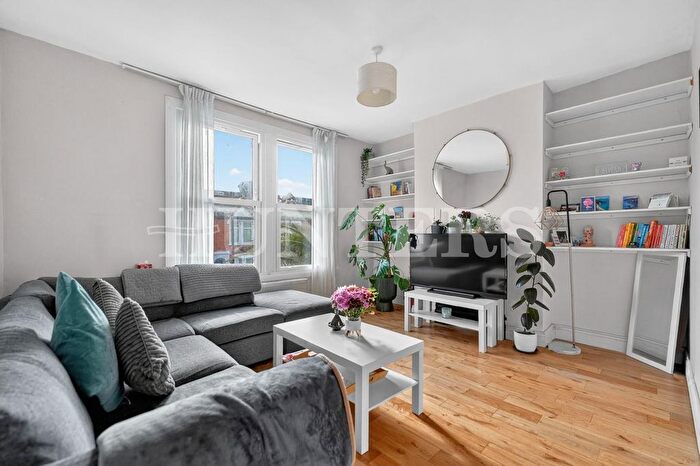 2 Bedroom Flat For Sale In Roslyn Road, London, N15