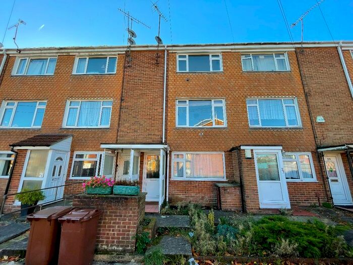 2 Bedroom Maisonette To Rent In Scott Avenue, Rainham, Gillingham, ME8