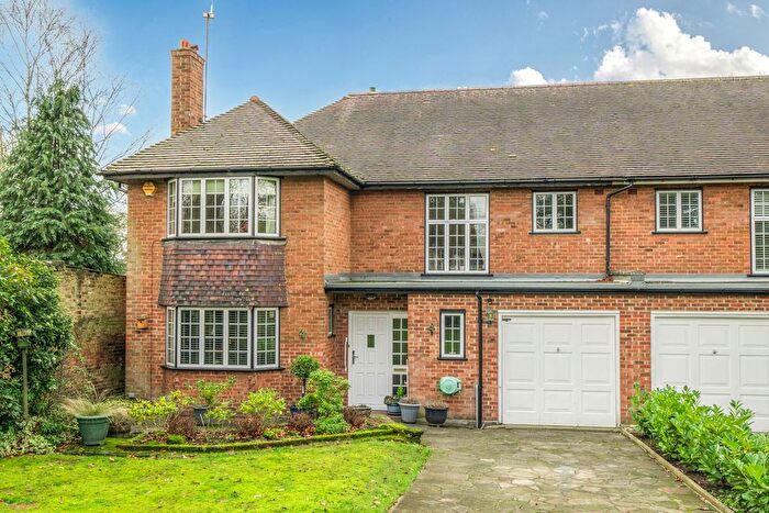 4 Bedroom Semi Detached House For Sale In Court Road, London, SE9