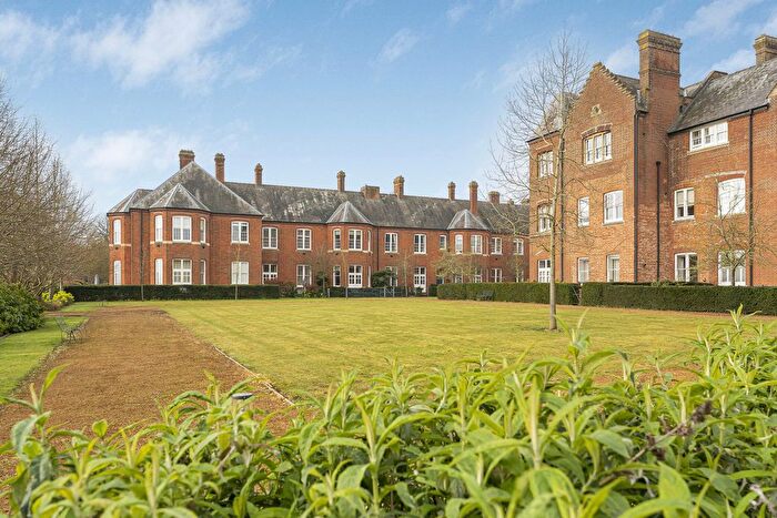 2 Bedroom Flat For Sale In Ipsden Court, Wallingford, OX10