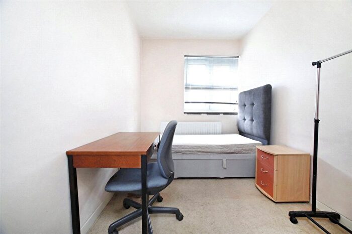 3 Bedroom Flat To Rent In Munday House, Burbage Close, London, SE1