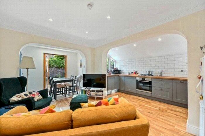 2 Bedroom Flat To Rent In Bloemfontein Avenue, London, W12