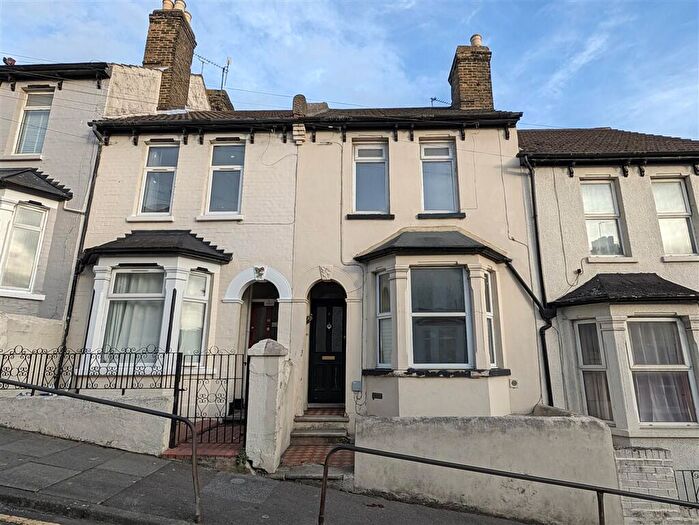1 Bedroom Flat For Sale In Institute Road, Chatham, ME4