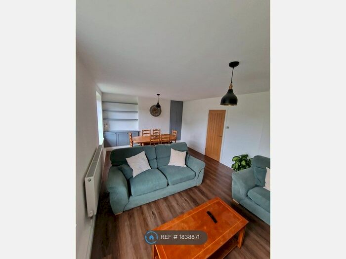 3 Bedroom Flat To Rent In Brownflete House, London, SE4