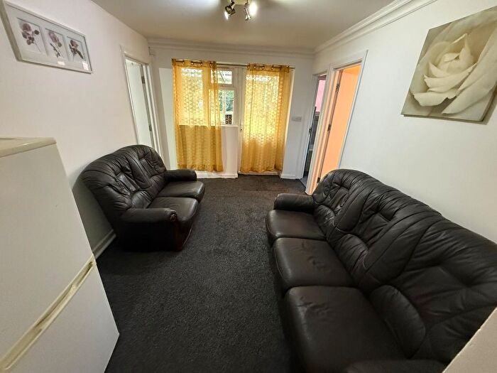 3 Bedroom Flat To Rent In Tentelow Lane, Southall, UB2