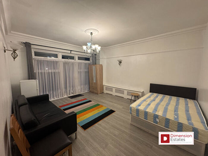 Terraced House To Rent In Grove Park, London, E11