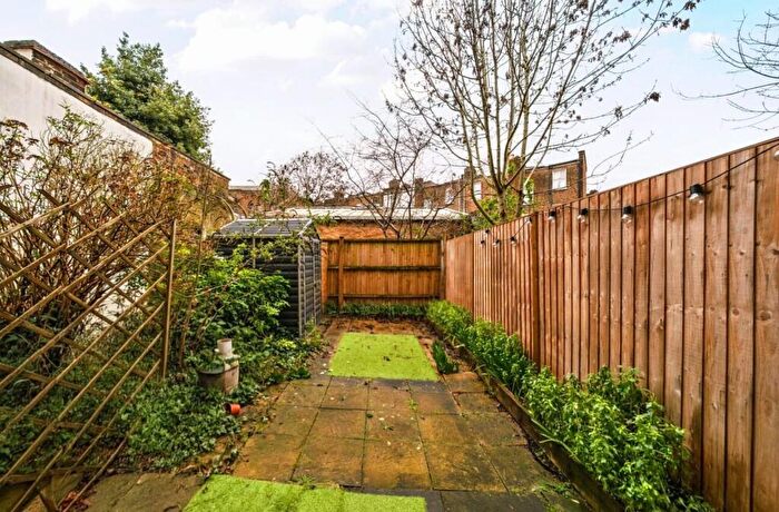 2 Bedroom Flat For Sale In Queens Crescent, Kentish Town, London, NW5