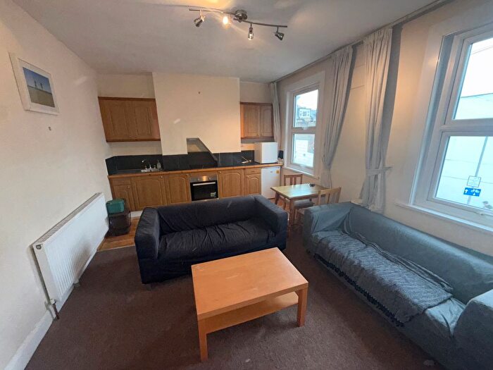 2 Bedroom Flat To Rent In Harbut Road, London, SW11