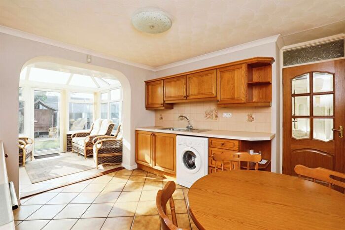 2 Bedroom Detached Bungalow For Sale In Wellington Grove, Bawtry, Doncaster, DN10