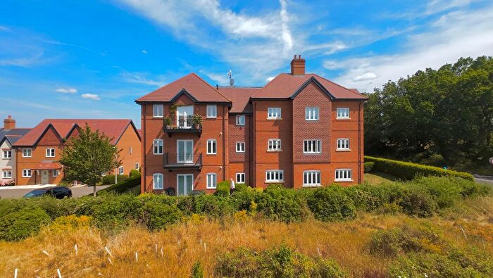 2 Bedroom Flat For Sale In Hazylwood, Wokingham, RG40