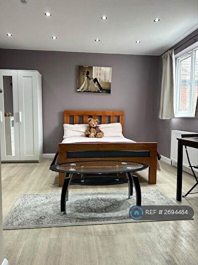 Studio To Rent In Highfield Avenue, London, NW11