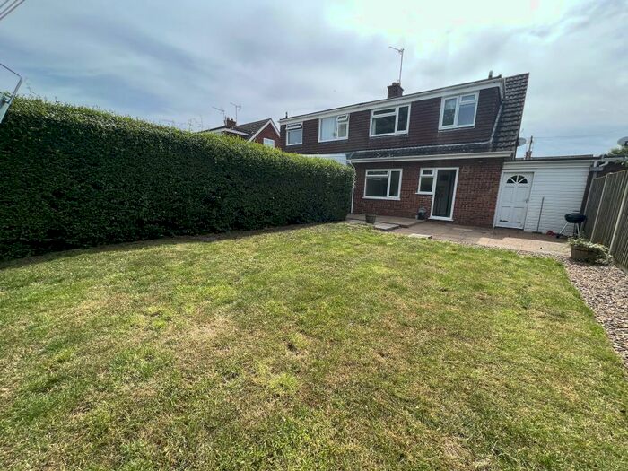 3 Bedroom Semi-Detached House To Rent In Burnham Avenue., PE30