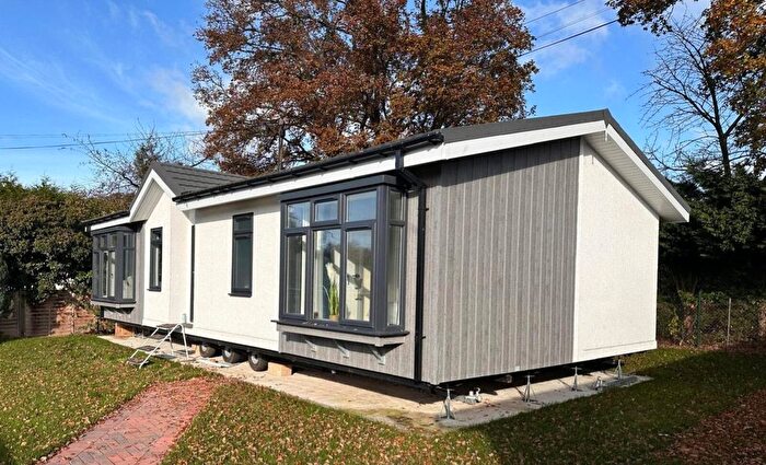 2 Bedroom Mobile/park Home For Sale In Scatterdells Park, Scatterdells Lane, Chipperfield, Kings Langley, WD4