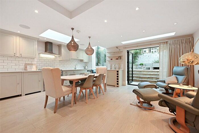 2 Bedroom Flat For Sale In Gunterstone Road, London, W14