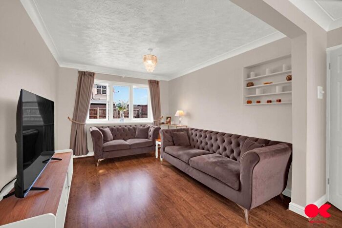 3 Bedroom Terraced House For Sale In South Hall Drive, Rainham, RM13
