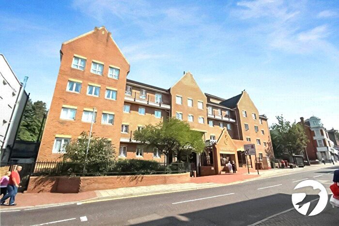 1 Bedroom Flat To Rent In High Street, Chatham, Kent, ME4