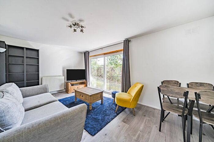 2 Bedroom Flat To Rent In Baring Road, London, SE12