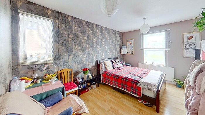 4 Bedroom Flat To Rent In Merton Road, London, SW18