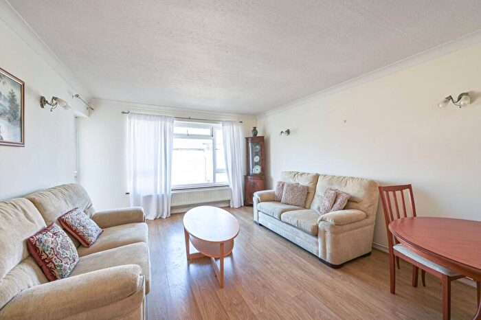 2 Bedroom Flat To Rent In South Mount, Whetstone, London, N20