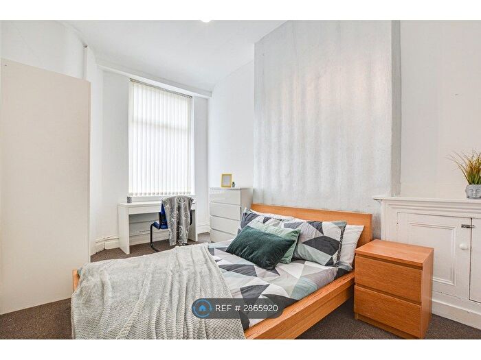 6 Bedroom Semi Detached House To Rent In Longford Place, Manchester, M14