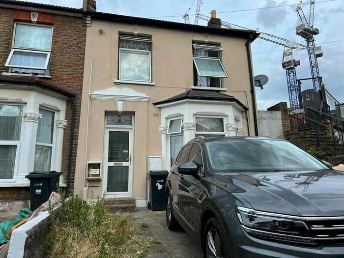 2 Bedroom Flat To Rent In Westwood Road, Seven Kings, Ilford, IG3