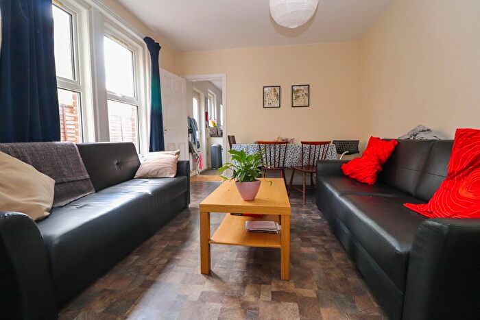 6 Bedroom Semi-Detached House To Rent In Holyrood Avenue, Southampton, SO17