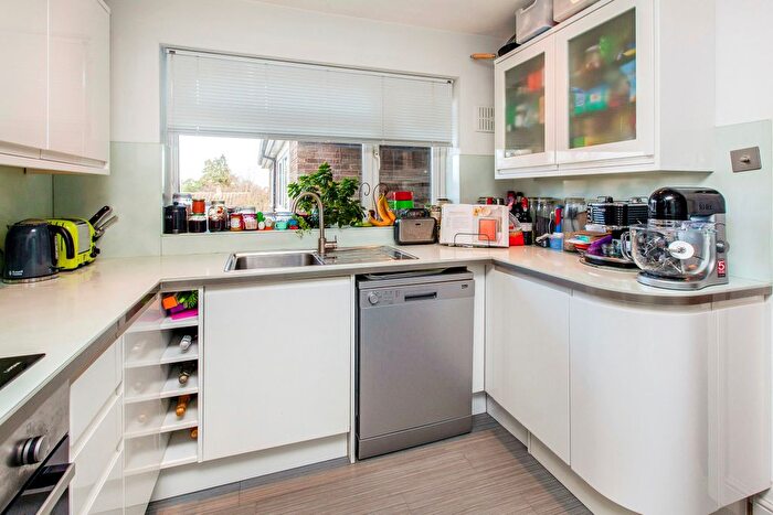 2 Bedroom Flat To Rent In Chantry Close, Windsor, SL4