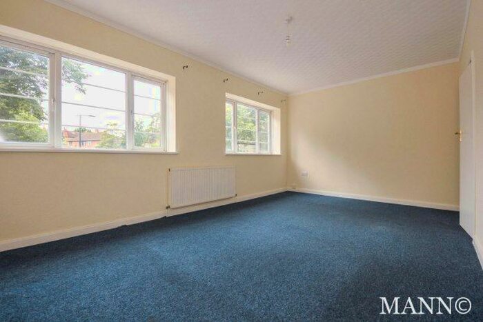 3 Bedroom Flat To Rent In Westwood Hill, London, SE26