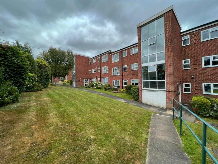 2 Bedroom Flat To Rent In Howton Place, Bushey Heath, Bushey, WD23