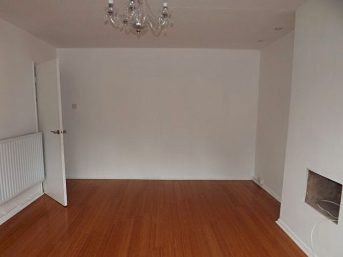 2 Bedroom Flat To Rent In Barfields, Bletchingley, RH1