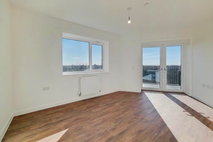 2 Bedroom Flat To Rent In Streamside House, Feltham TW14