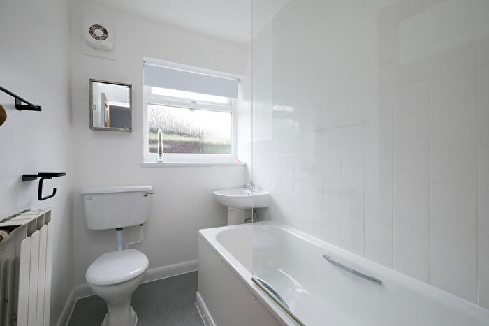 2 Bedroom Apartment To Rent In Kingston Upon Thames, KT2