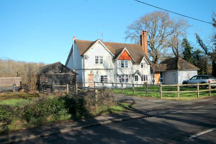 4 Bedroom Detached House For Sale In Broadmoor Lane, RG10