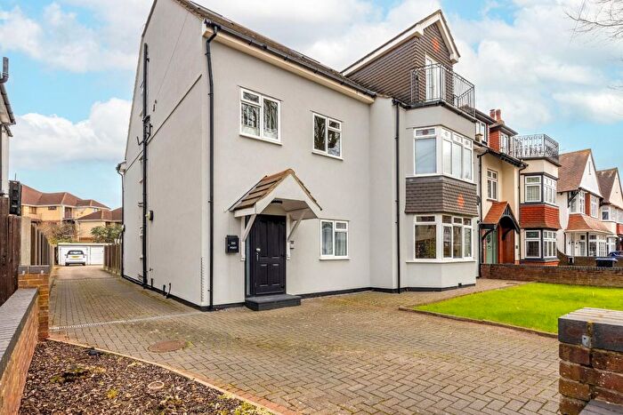 2 Bedroom Flat For Sale In Hadleigh Road, Leigh On Sea, Essex, SS9