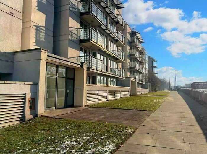 2 Bedroom Flat To Rent In Phoenix Way, North Side Wandsworth Common, SW18