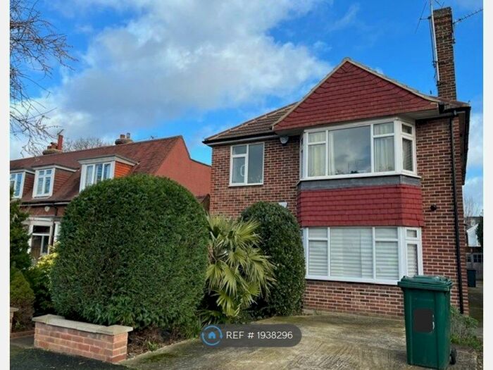 2 Bedroom Flat To Rent In Petworth Road, London, N12