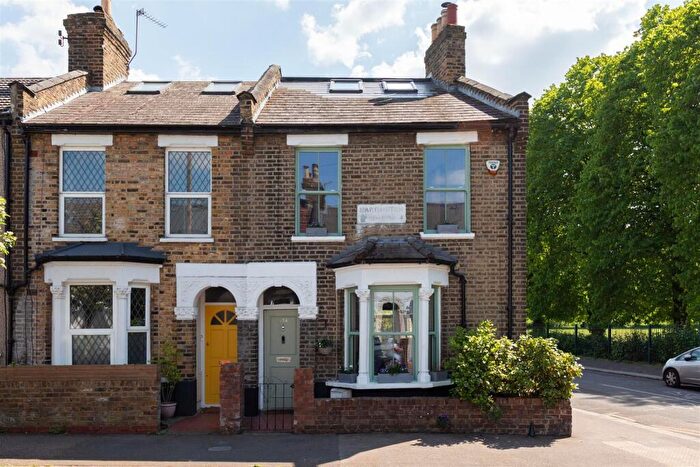 4 Bedroom End Of Terrace House For Sale In Hartington Road, Walthamstow, E17